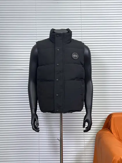 工厂 Canada Goose/加拿大鹅Garson羽绒马甲 (黑标) 一直是被公认为最保暖的羽绒服,各种各路ins红人、网红、明星也时长穿他街拍.每年都有做Canada Goose,却依旧无法摆脱对大鹅的喜爱,再寒冷的多天都不需要怕,因为有大鹅!内填充90%白鸭绒,加拿大鹅是传说中最保暖的羽绒服,号称北极户外运动必备品!全球爆热第一的羽绒服,各大明星争相抢购,人手必备! 一2XL 颜色:黑色,深蓝,深灰,米白,纯白